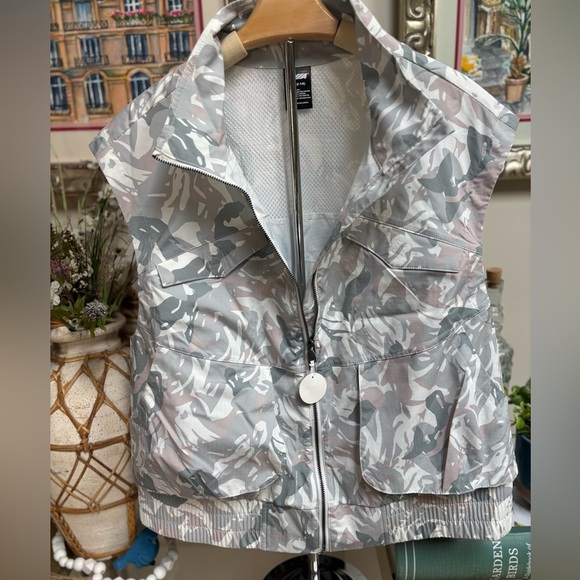 AVIA Gray and White Camouflage Utility Cargo Trail Vest Lightweight SZ 12-14 NWT - Picture 4 of 13